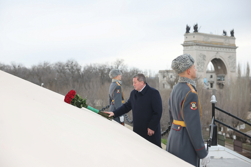 Андрей Бочаров возложил цветы к мемориалам в Пятиморске и Калаче-на-Дону в особую дату