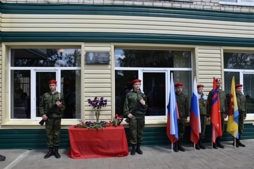 Мемориальная доска в память о земляке саломатинцев - герое СВО Дмитрии Дружинине появилась на стене школы в  селе Саломатино Камышинского района