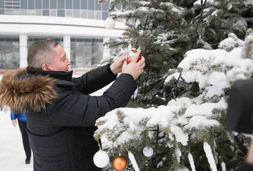 Андрей Бочаров повесил новогодний шар на елку у здания нового онкоцентра в Волгограде (ВИДЕО)