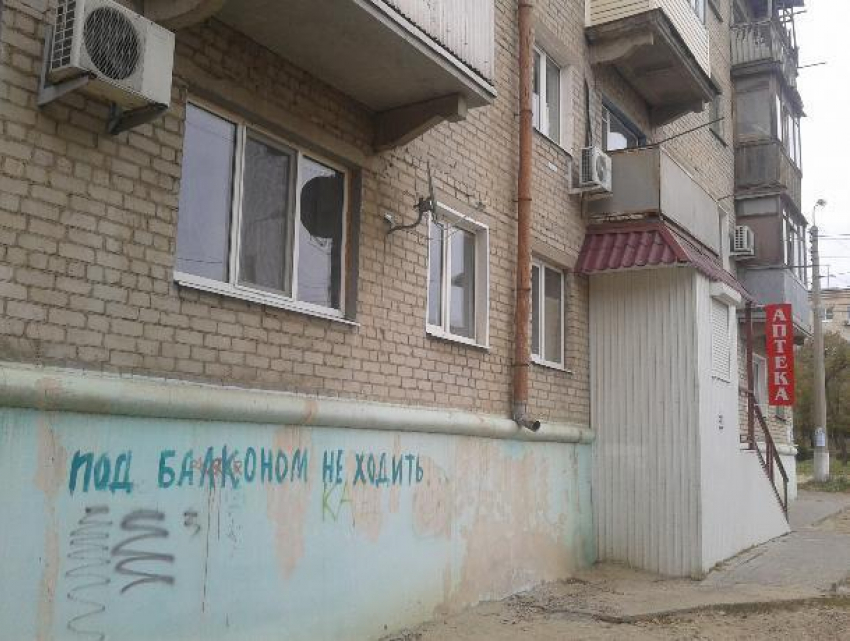 В Камышине один из трех домов, накрытых вместо крыши пленкой, вышел из ремонта