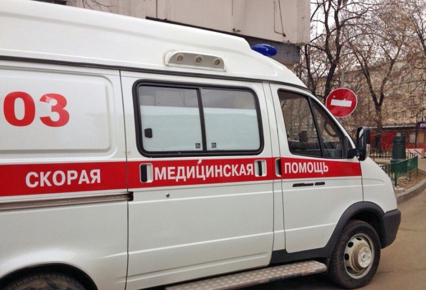 На трассе Камышин - Волгоград столкнулись три машины, в больницу попал пассажир иномарки