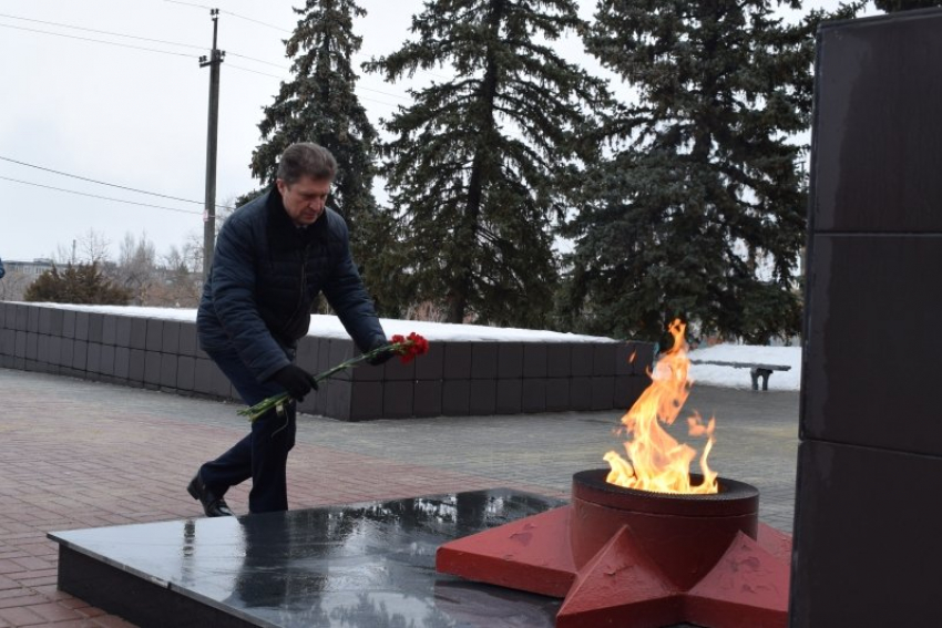 Глава Камышина Станислав Зинченко возложил цветы к вечному огню на Братских захоронениях