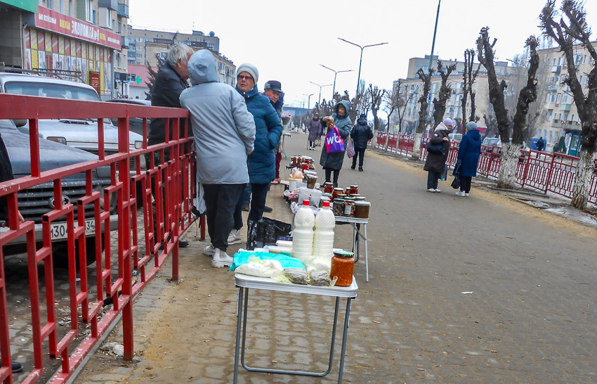 В Камышине на стихийном рынке на улице Ленина из-за холода продавцы поднялись с земли, но с тротуара не ушли