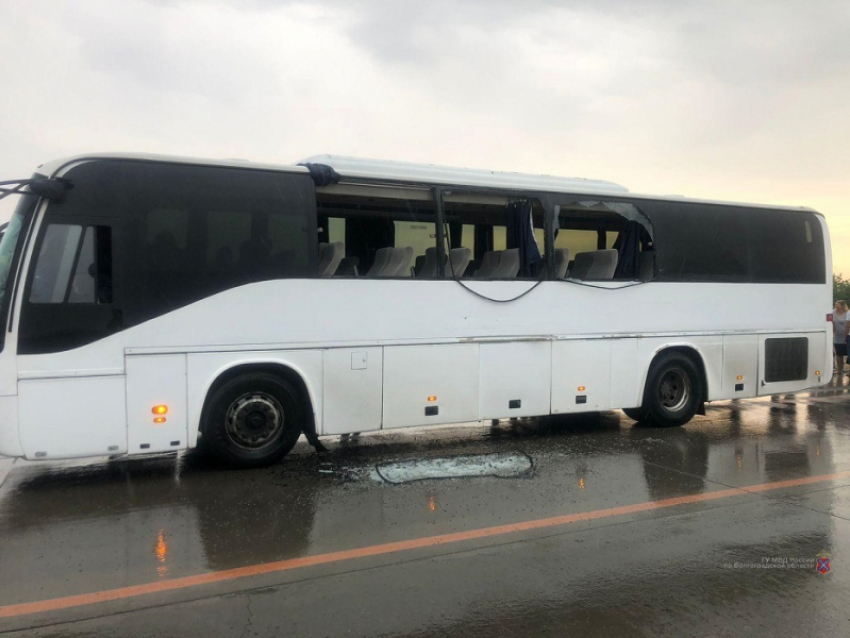 В Волгоградской области грузовик наехал на автобус, ранены пассажиры