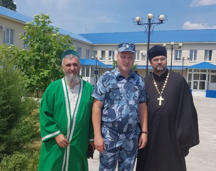 Старший священник Никольского собора Камышина  Алексий Кузнецов и духовный глава камышинских мусульман Ильхомжон Лутфов вместе посетили воспитательную колонию