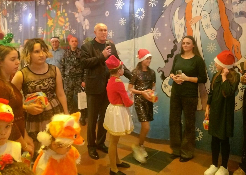 Спикер Камышинской городской думы Владимир Пономарев начал выступать на елках