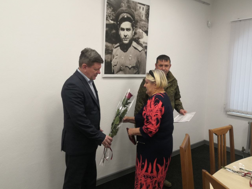 Награды погибших воинов торжественно передали их родным в Камышине 