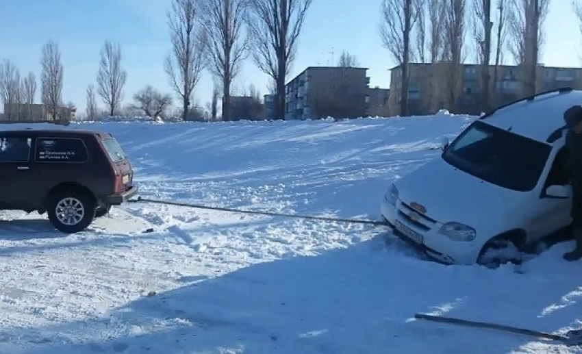 Видео буксировки Chevrolet Niva из-подо льда Камышинки попало во всемирную сеть