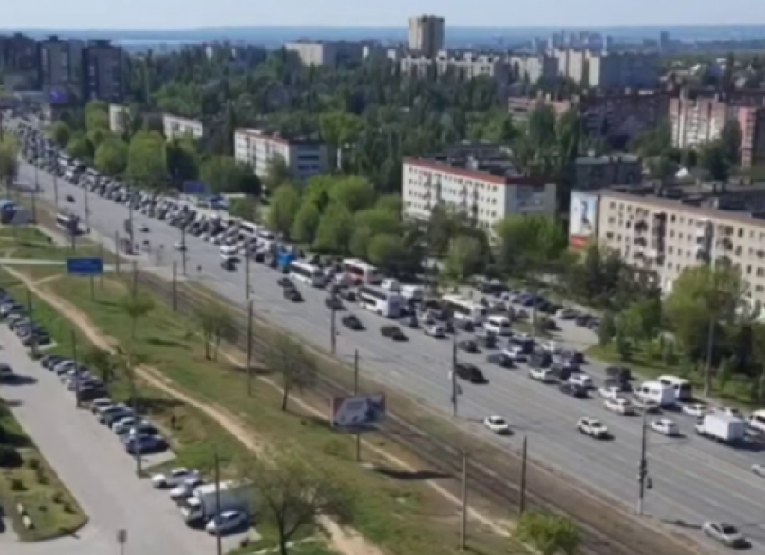 Проспект расчистили в Волгограде ради проезда кортежа, - «Блокнот Волгограда» (ВИДЕО)