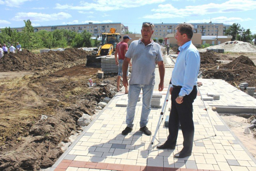 Станислав Зинченко изучил ход реконструкции парка Текстильщиков в Камышине