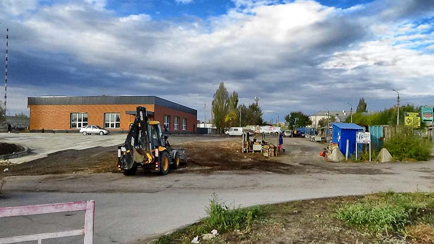 В Камышине собственники нового магазина в «раскуроченном» районе «Молодежки» взялись обустраивать культурную парковку