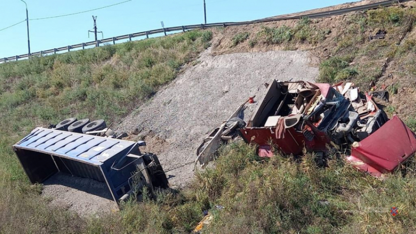 На ростовской трассе водитель грузовика «уронил» его в кювет и отправился к хирургам