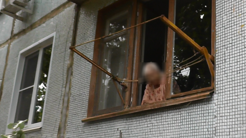 Пожилую жительницу Камышина родной сын заставил страдать в собственной квартире