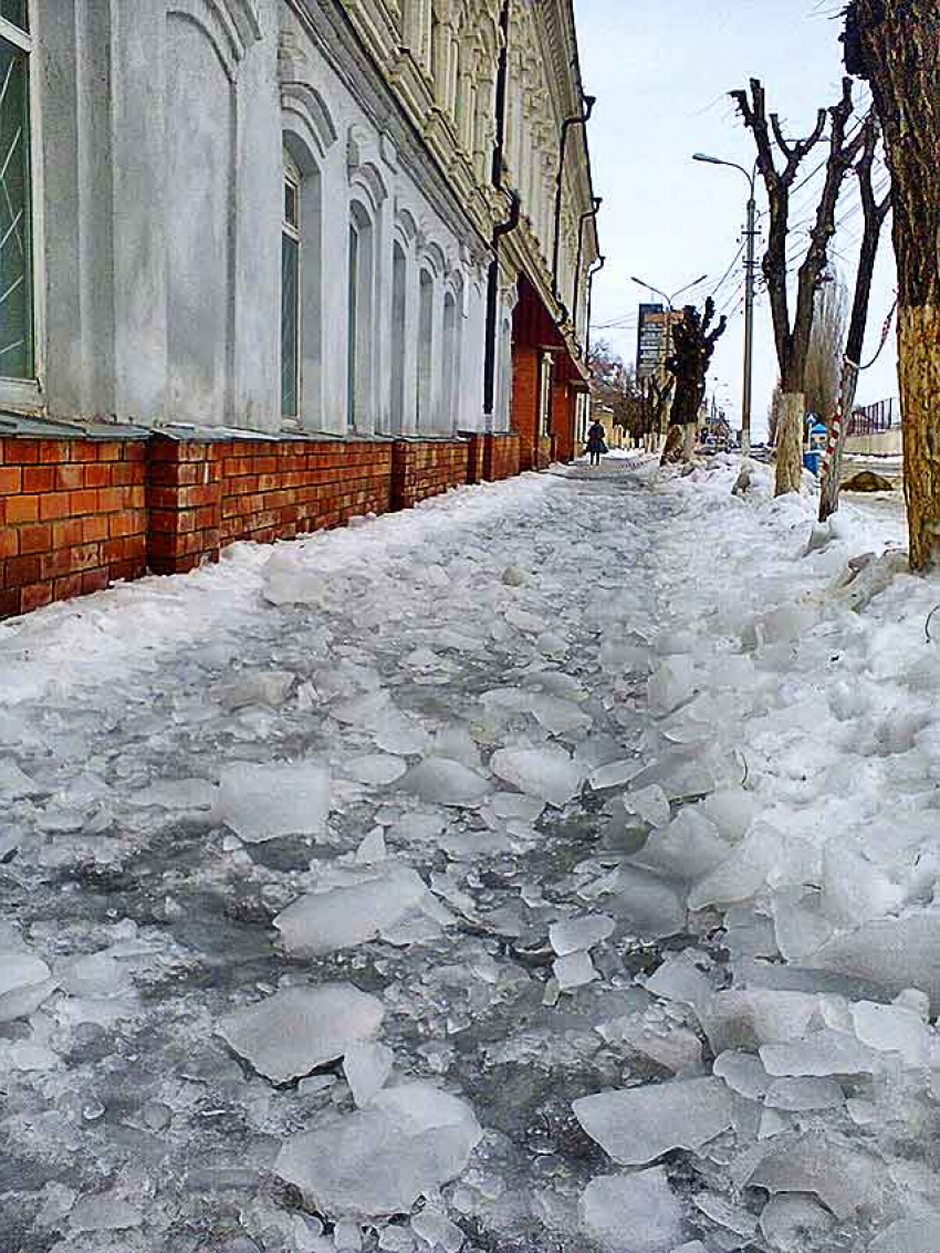 Власти Камышина показали, как должен быть вычищен тротуар в распутицу у здания администрации, и как - в других местах