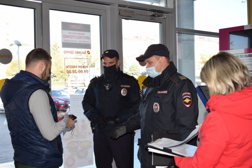 В самую снежную неделю декабря патрули чиновников и полиции продолжали ловить «безмасочников"
