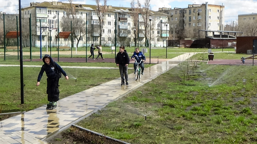 Зачем в дождь поливают парк Текстильщиков в Камышине? - камышанка