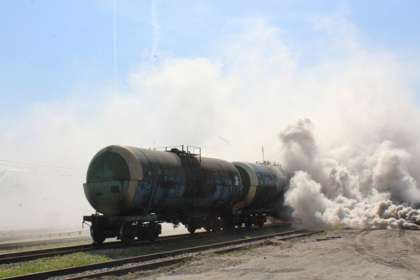 Почему вагоны-цистерны на железнодорожной станции Камышина заволокло дымом, и началась пенная атака
