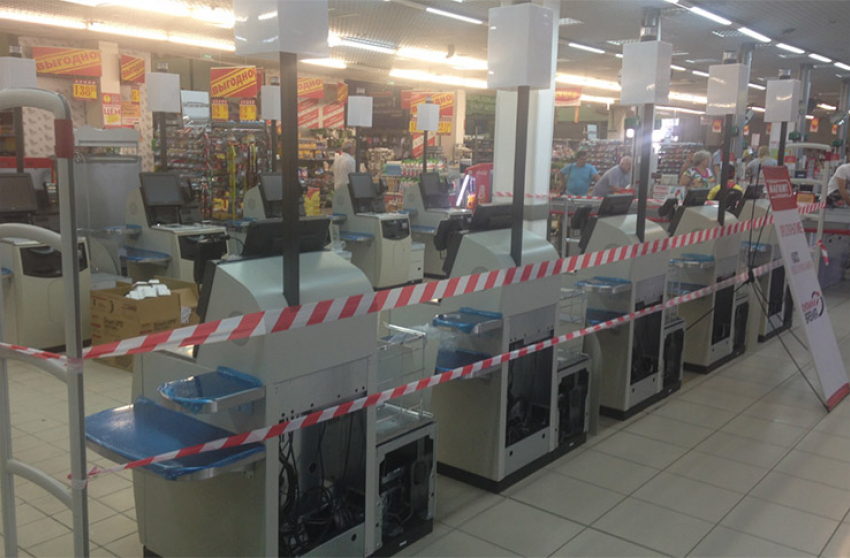 В гипермаркете Камышина в тестовом режиме заработал кассовый сектор, где покупатели смогут рассчитываться за покупки без кассиров
