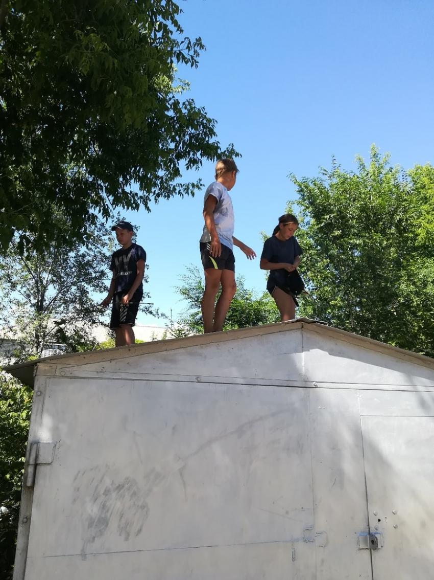 Камышане переживают за подростков, «прописавшихся» на крышах гаражей
