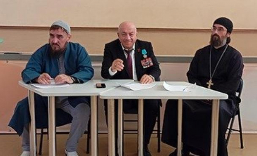 В Камышине молодые люди послушали спикеров и сыграли в толерантность, хотя реальная жизнь куда сложнее, чем игра