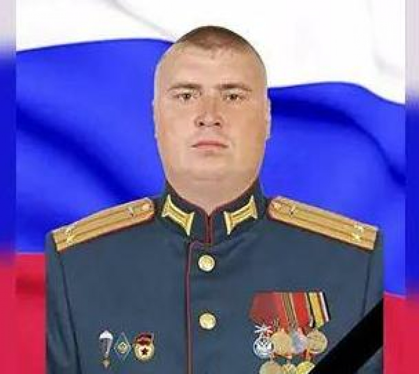 В Камышине проводят в последний путь погибшего в спецоперации подполковника Романа Осечкина