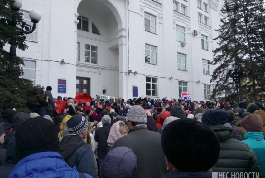 В Кемерово идет бессрочный митинг, люди требуют тела погибших родных и отставки властей региона