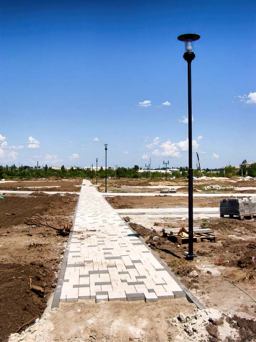 В Камышине в парке Текстильщиков, прежде имевшем славу «захолустья онанистов", теперь будут светиться даже тротуары