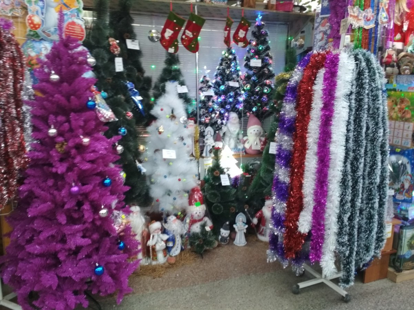 В магазинах Камышина открываются отделы новогодних украшений, Бородинский мост вот-вот осветят перетяжки-фейерверки
