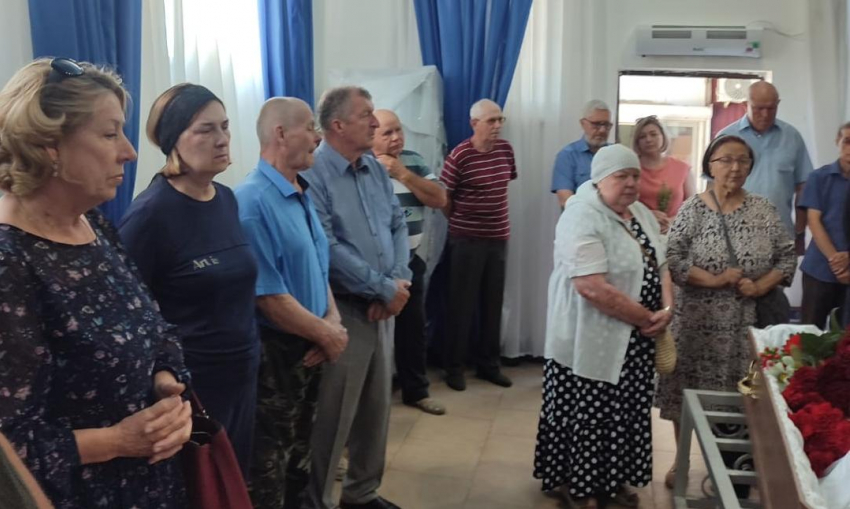 Проводить в последний путь предисполкома Валентина Нестерова собрались директора, ветераны, рядовые горожане и три мэра Камышина