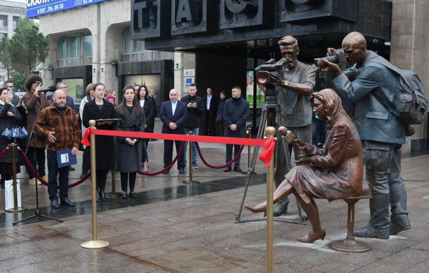 В Москве в сквере ТАСС открыли скульптурную композицию «Российские журналисты"