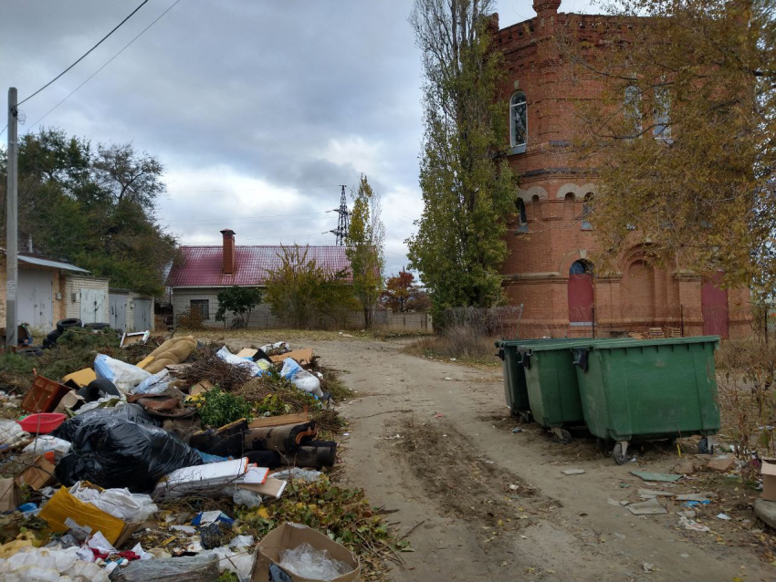 Историческая улица в мусоре: как достопримечательности соседствуют со свалкой  в Камышине