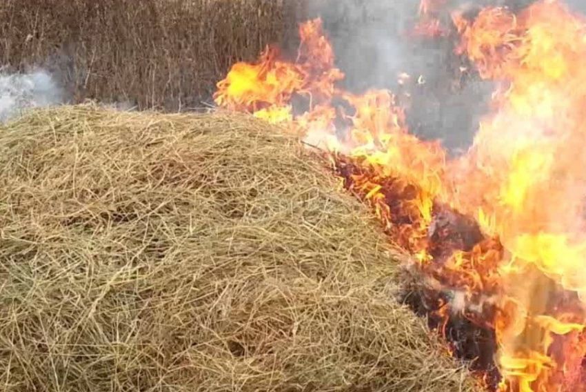 В Камышине на улице Юбилейной сгорели вещи, а в селе Вихлянцево - 4 тонны сена