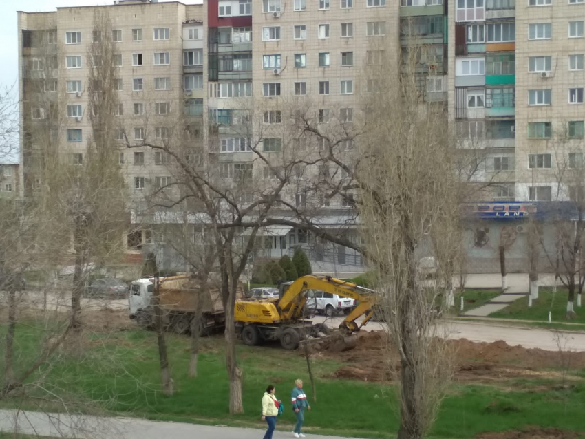 В Камышине подрядчик работает по периметру парка «Топольки", который в этом году вступил во второй этап реконструкции
