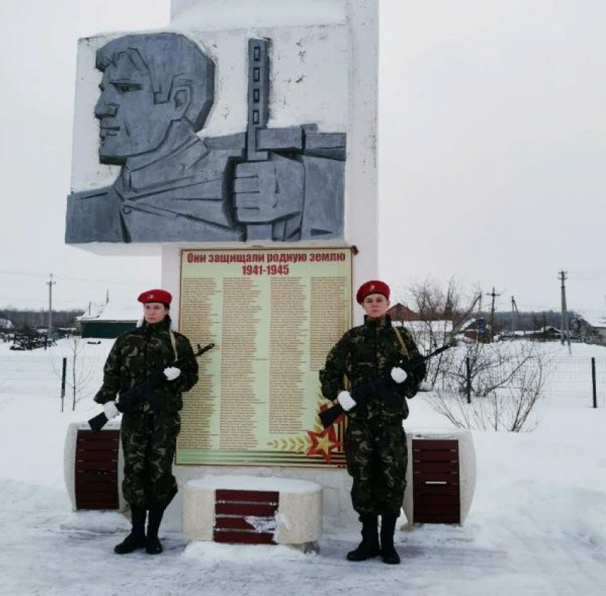 В глубинке Камышинского района к мемориалу защитникам волжской твердыни 2 февраля легли живые цветы