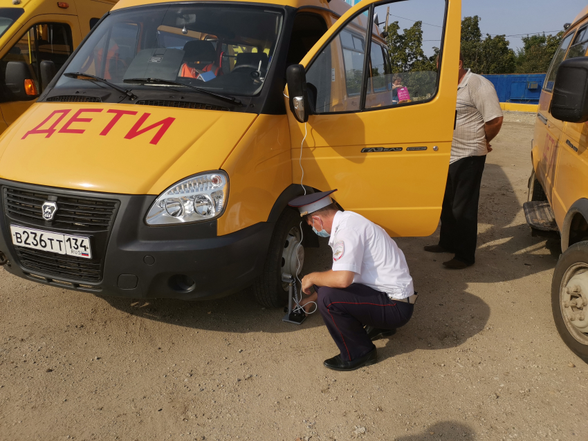 ОГИБДД Камышина детально проверил безопасность школьных автобусов перед новым учебным годом
