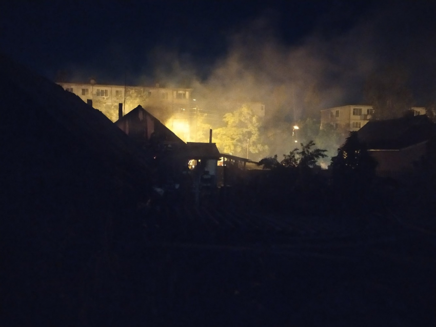 В Камышине на улице Циолковского «удачно» сгорел деревянный дом