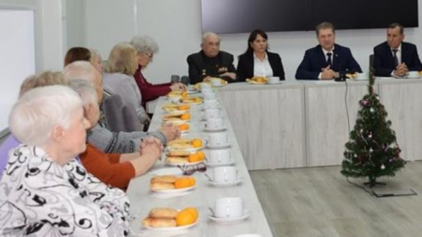 Глава Камышина Станислав Зинченко появился на публике и выпил чаю  с активом совета ветеранов