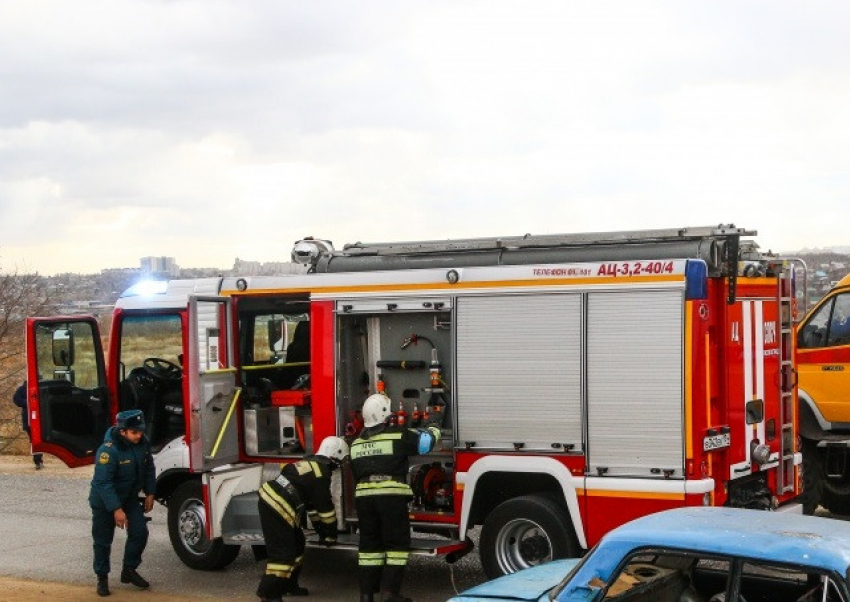 Мотоциклист врезался в пожарную машину с маячками и разбился до попадания к хирургам