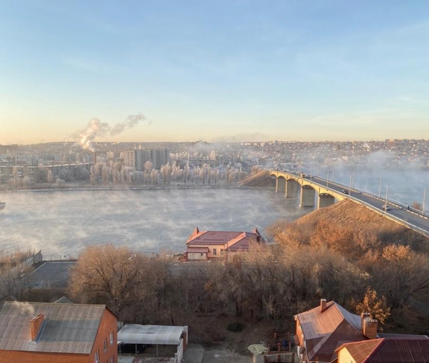 В Камышине к утру деревья оделись в иней