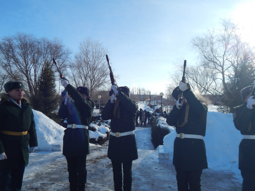 Оружейными залпами отсалютовали в Камышине сегодня, 2 февраля, защитникам Сталинграда в годовщину победы в великом городе на Волге (ВИДЕО)