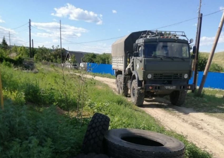 Из огорода в селе Верхняя Липовка Камышинского района военные вывезли, наконец, ржавый боеприпас, у которого полиция дежурила полтора месяца