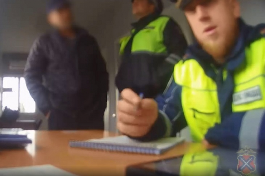 В Камышинском районе пресекли попытку дачи взятки полицейскому