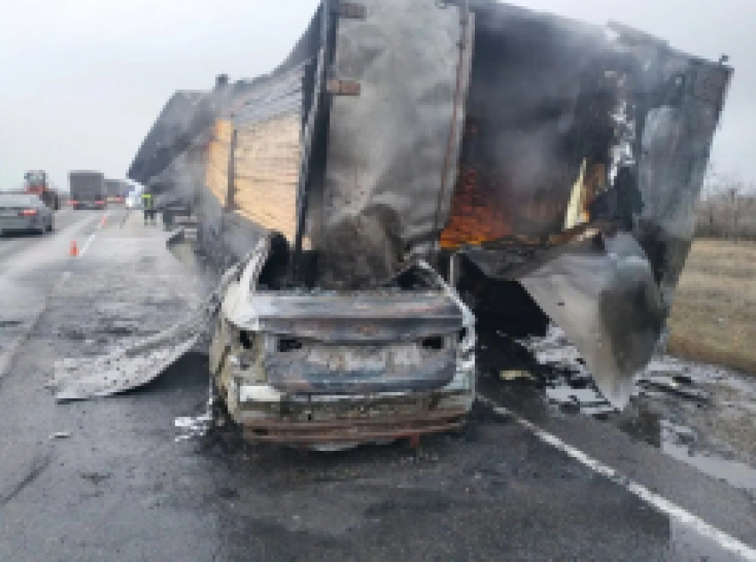 На трассе между Камышином и Волгоградом лесовоз и легковушка столкнулись и вспыхнули, «скорые» забрали три трупа с места происшествия (ВИДЕО)