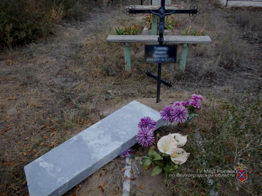 В Волгоградской области чтобы купить алкоголь мужчина  разорял надгробия