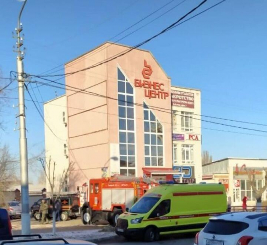 Из-за чего пожарным пришлось сегодня, 9 декабря, эвакуировать сотрудников бизнес-центра на улице Пролетарской в Камышине