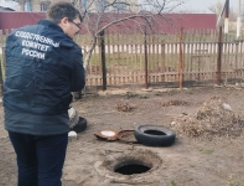 Кроха-мальчик захлебнулся в сливной яме в Волгоградской области