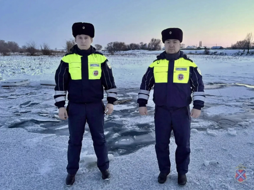 Ирина Волк: Полицейские из Волгоградской области пришли на помощь водителю и пассажиру автомобиля, провалившегося под лед