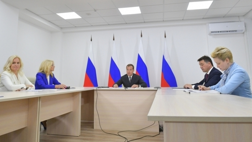 Прямое включение во время селектора Дмитрия Медведева состоялось из Камышина, докладывал губернатор Андрей Бочаров