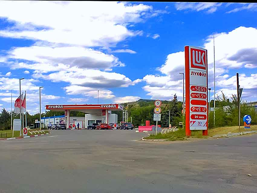 До 56 рублей за литр: заправки с самым дорогим и дешевым бензином в Волгоградской области