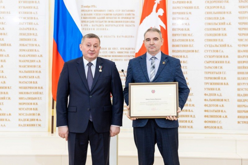 Чиновника из Камышина наградил грамотой губернатор, за что конкретно - неизвестно